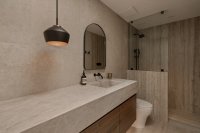 Travertin is het nieuwe marmer in je badkamer