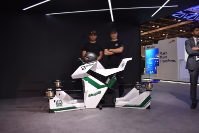 Politie in Dubai onthult hoverbike die 8 meter boven de grond vliegt!