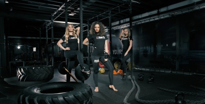 Fajah Lourens wordt ring-girl tijdens Manhoef vs Bonjasky!