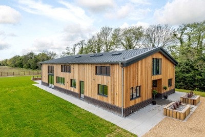 Man verandert oude boerderijloods in luxury-woning met een waarde van 1,6 miljoen euro