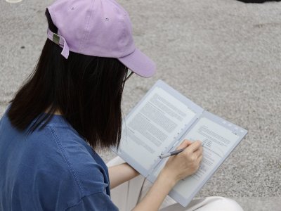 Dit e-inkboek laat je lezen en schrijven tegelijk