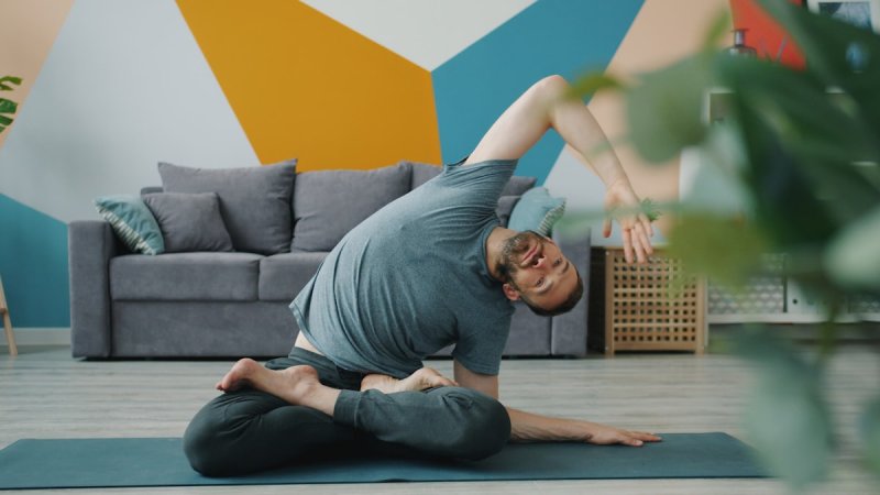 Zware yoga doet meer voor je slaap dan krachttraining