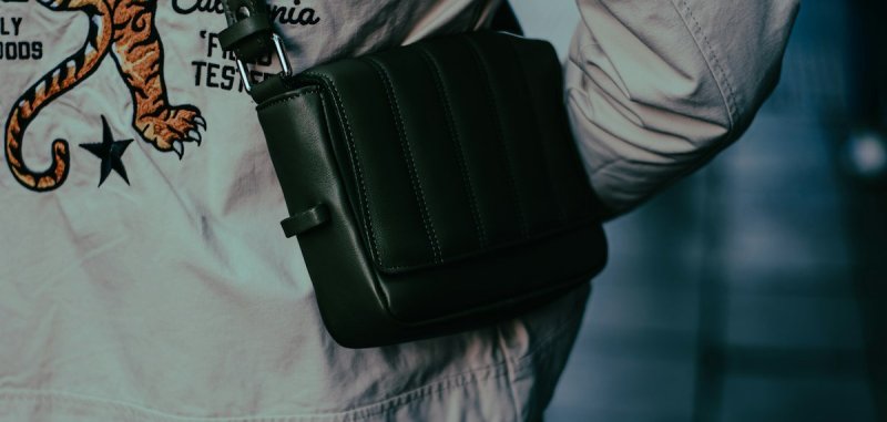 Steeds meer mannen lopen met een designertas