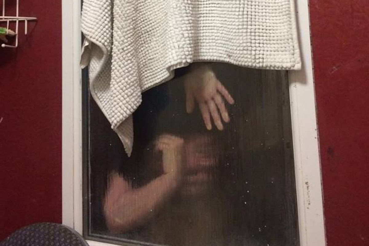 Oeps! Meisje vast in wc-raam tijdens meest gênante Tinderdate ooit!