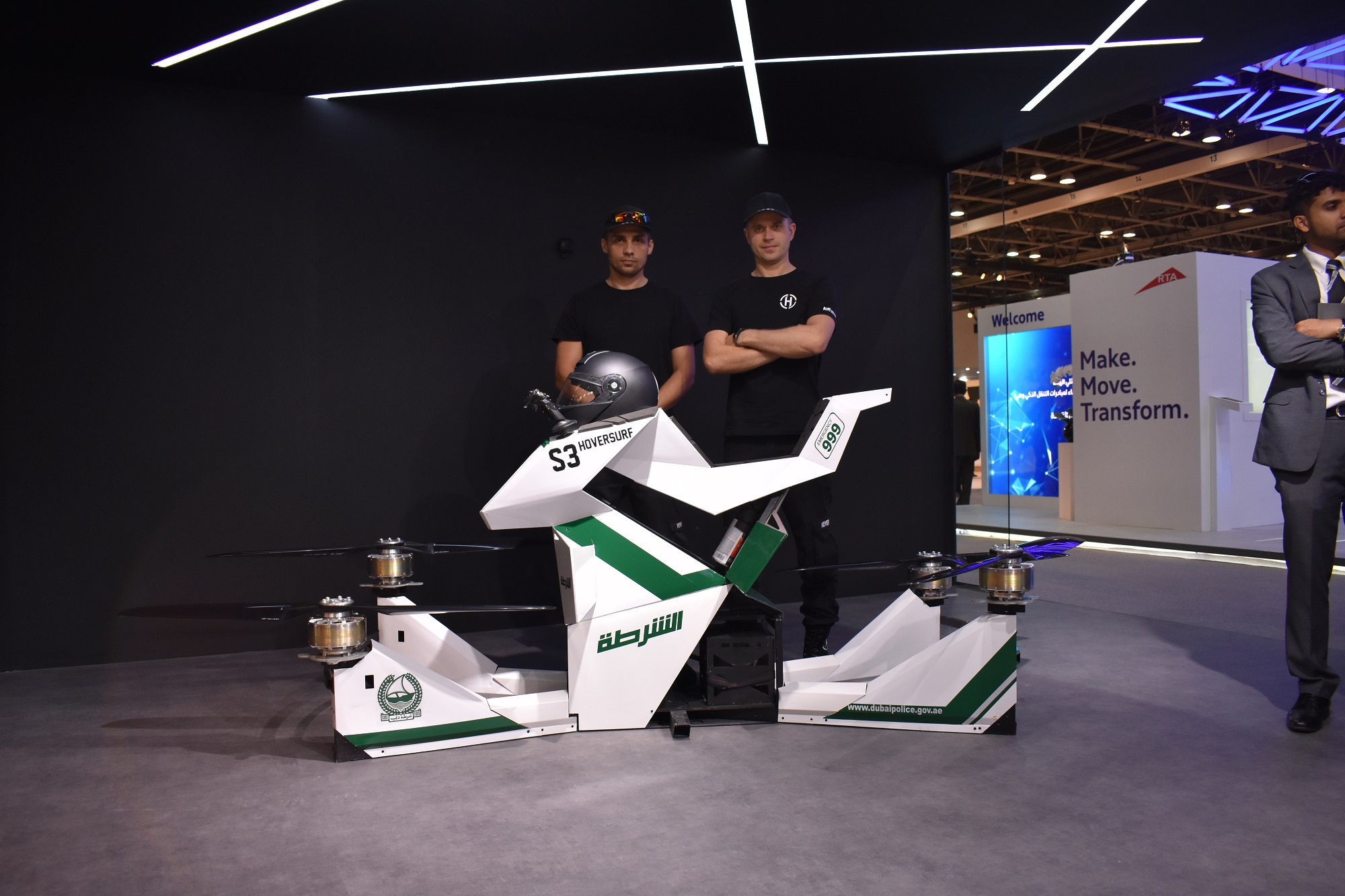 Politie in Dubai onthult hoverbike die 8 meter boven de grond vliegt!