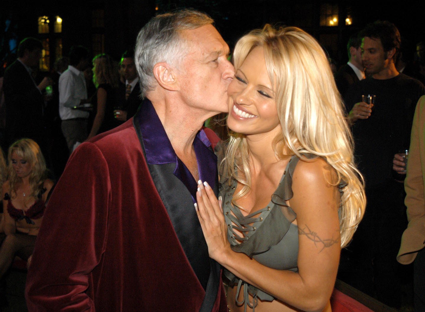 Dit deed Pamela toen ze Hugh Hefner met zeven naakte vrouwen aantrof…
