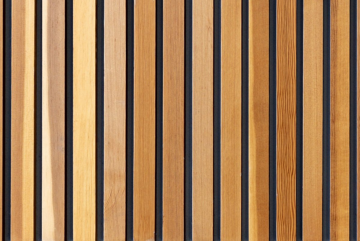 Deze houten wandpanelen geven je muur ineens diepte