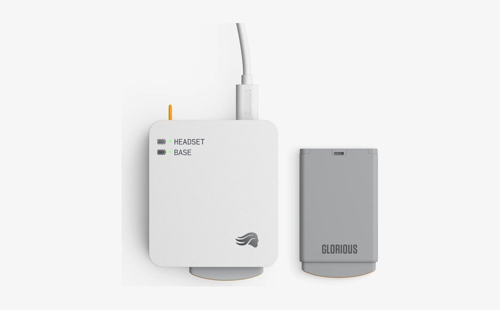 Wit laadstation met reservebatterij van de Glorious GHS Wireless InfinitePlay